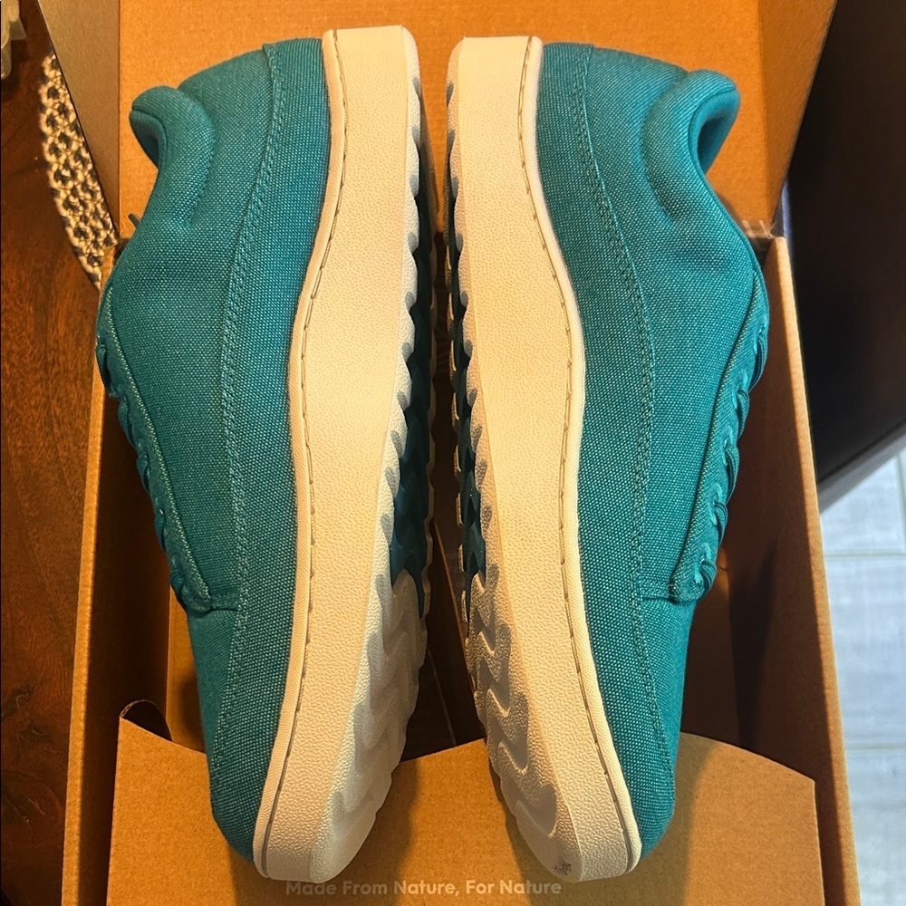 Allbirds Vibrant Blue Sneakers NIB - Picture 2 of 6